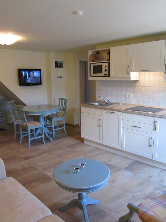 Apartmenthaus Hus Übi by Rujana Binz Ruang foto