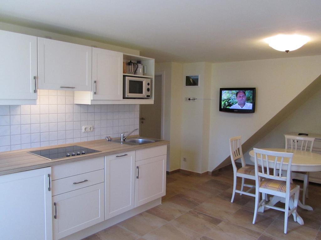 Apartmenthaus Hus Übi by Rujana Binz Ruang foto