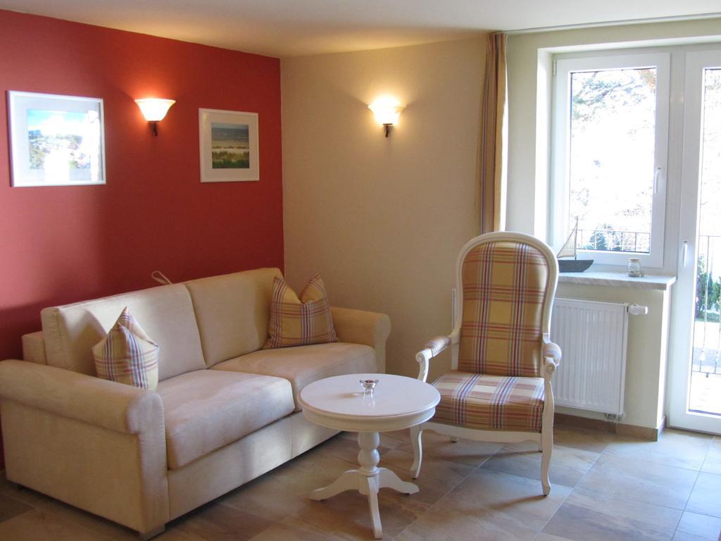 Apartmenthaus Hus Übi by Rujana Binz Ruang foto
