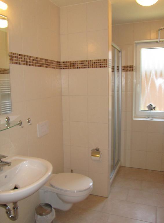 Apartmenthaus Hus Übi by Rujana Binz Ruang foto