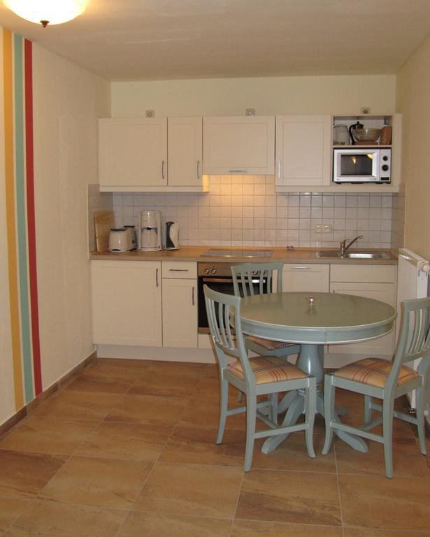 Apartmenthaus Hus Übi by Rujana Binz Ruang foto